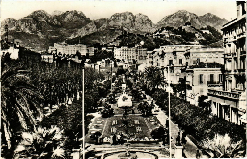 Carte postale ancienne Menton- Les Jardins pendant les fetes du citron France à Menton