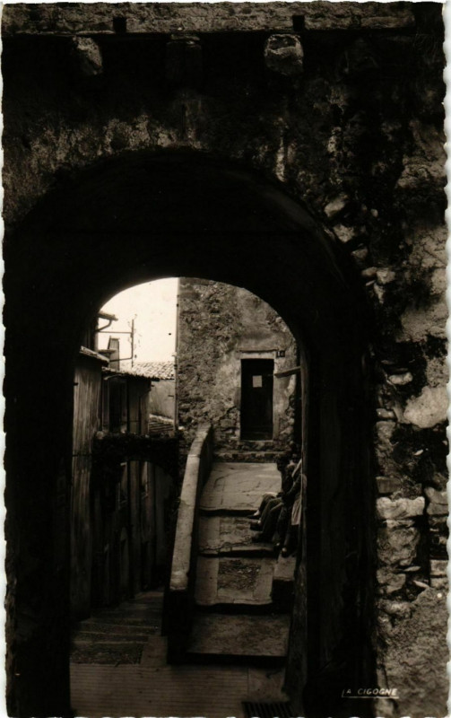 Carte postale ancienne Menton- Une vieille porte France à Menton