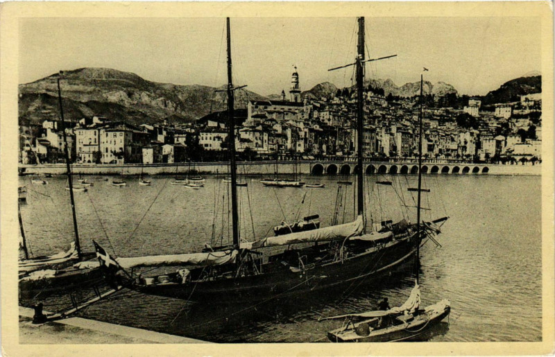 Carte postale ancienne Menton- La vieille ville et le Port France à Menton