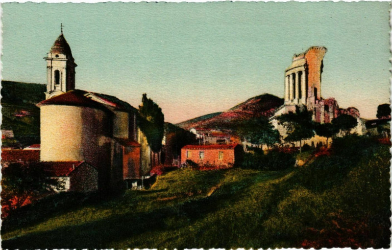 Carte postale ancienne La Turbie- Eglise et le Trophee d'Auguste France à La Turbie