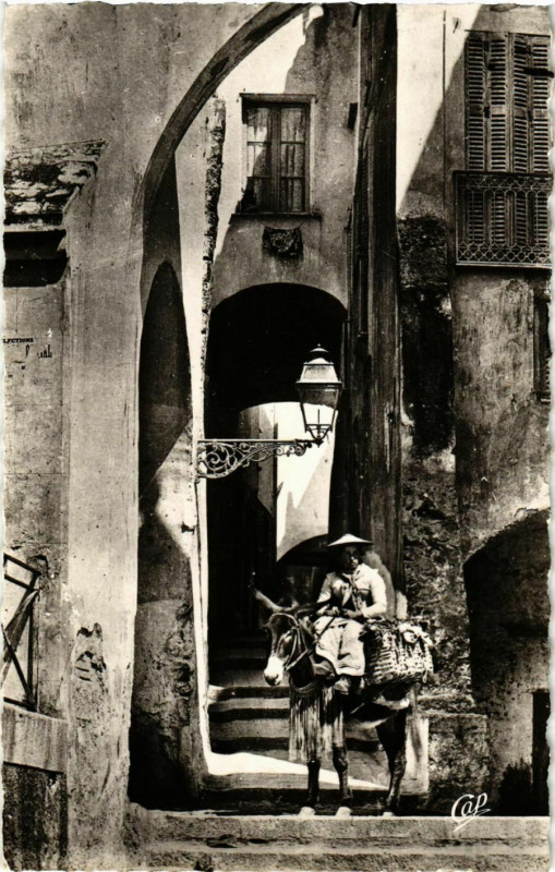 Carte postale ancienne Menton- vieille rue France à Menton