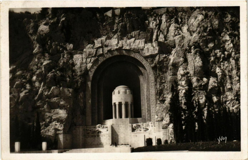 Carte postale ancienne Nice- Le Monument aux Morts France à Nice