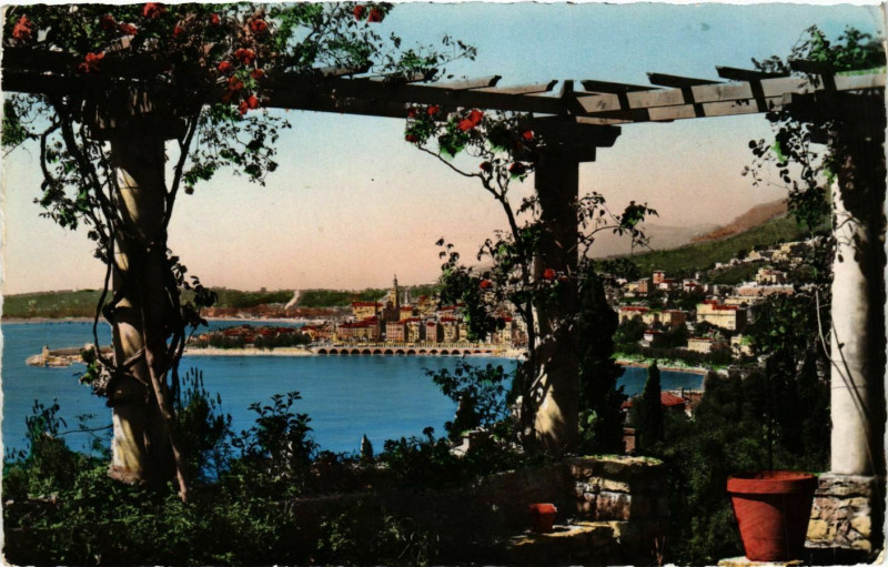Carte postale ancienne Menton- vue prise entre les Pergolas France à Menton