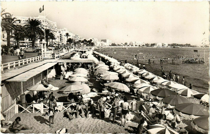 Carte postale ancienne Cannes- La Plage France à Cannes