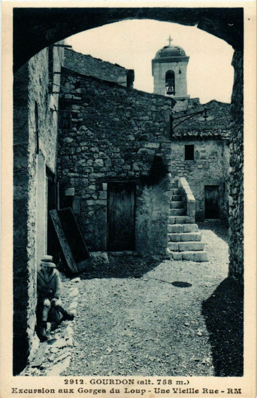 Carte postale ancienne Gourdon- Une Vieille rue France à Gourdon