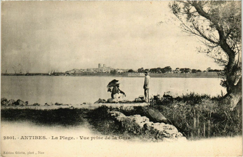 Carte postale ancienne Antibes- La Plage France à Antibes