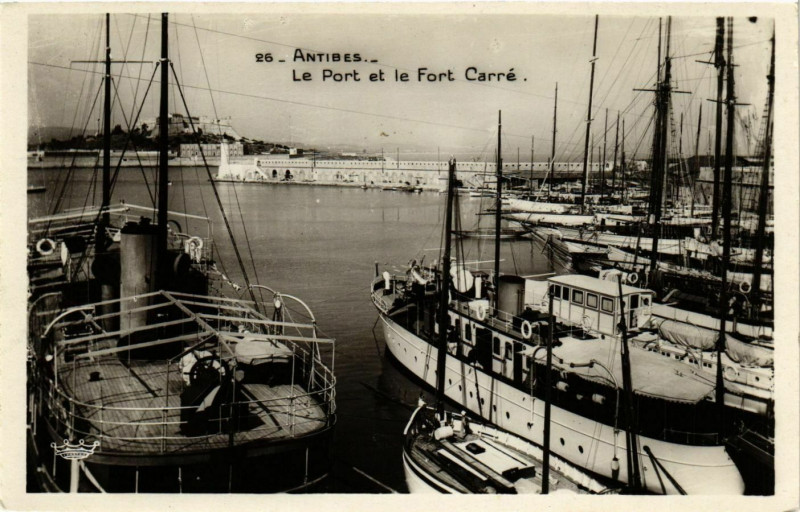 Carte postale ancienne Antibes- Le port et le Fort Carre France à Antibes