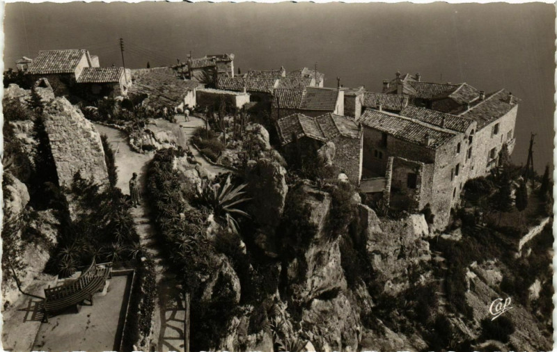 Carte postale ancienne Eze- Le Jardin exotique&un coin du Village France à Èze