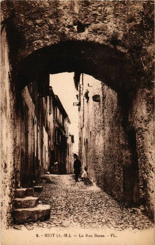 Carte postale ancienne Biot- La Rue Basse France à Biot