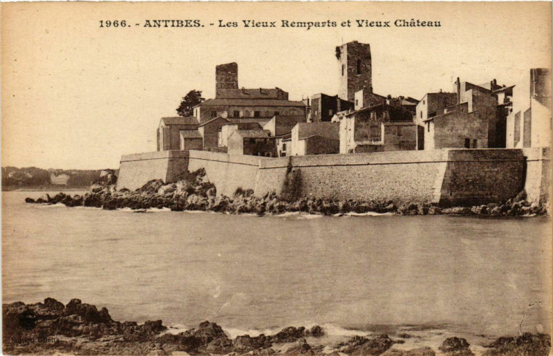 Carte postale ancienne Antibes- Les Vieux Remparts et Vieux Chateau France à Antibes