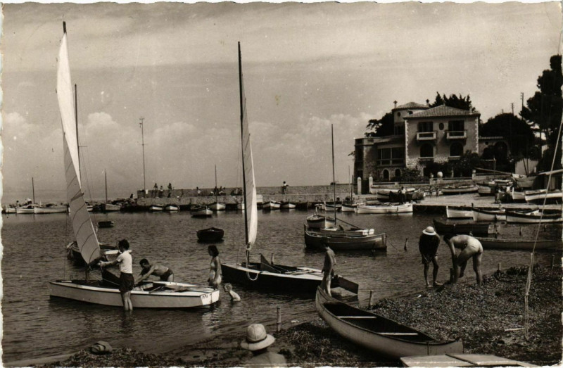 Carte postale ancienne Antibes- Le Port et la Plage de la Salis France à Antibes