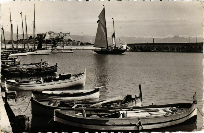 Carte postale ancienne Antibes- Le port et le Fort Carre France à Antibes