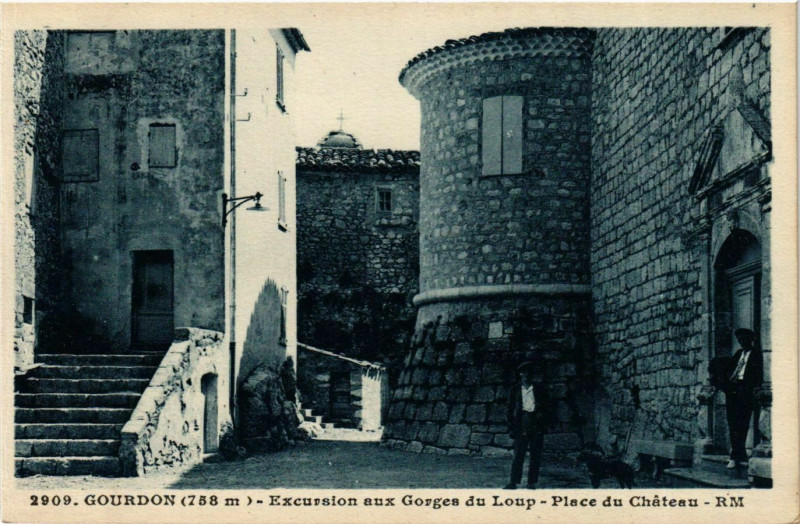 Carte postale ancienne Gourdon- Place du Chateau France à Gourdon