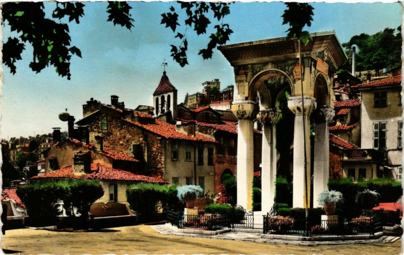 Carte postale ancienne Grasse- La Rue Trocastel,Monument aux Morts France à Grasse