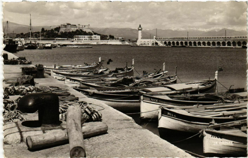 Carte postale ancienne Antibes- Le port et le Fort Carre France à Antibes