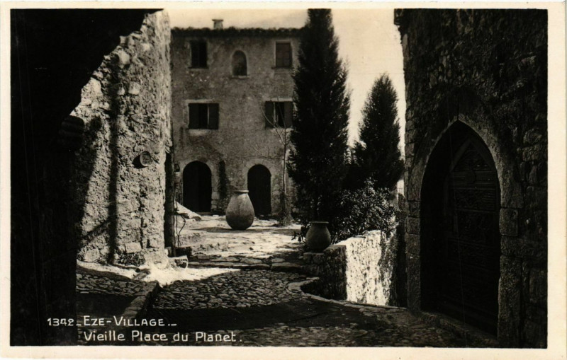 Carte postale ancienne Eze- Vieille Place du Planet France à Èze
