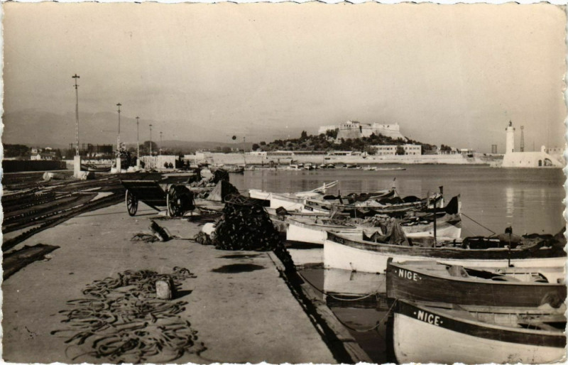 Carte postale ancienne Antibes- Le Port France à Antibes