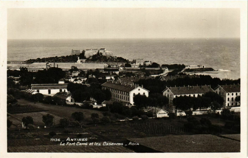 Carte postale ancienne Antibes- Le fort Carre et les Casernes France à Antibes