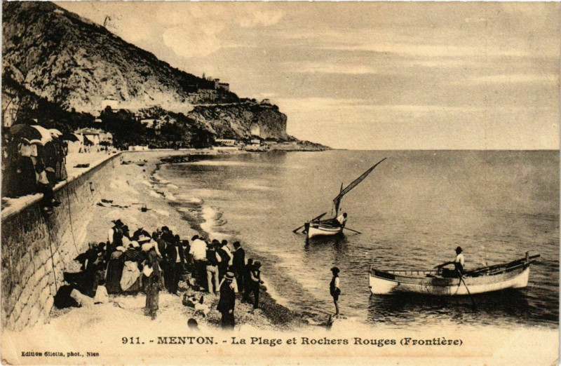 Carte postale ancienne Menton La Plage et Rochers Rouges à Menton