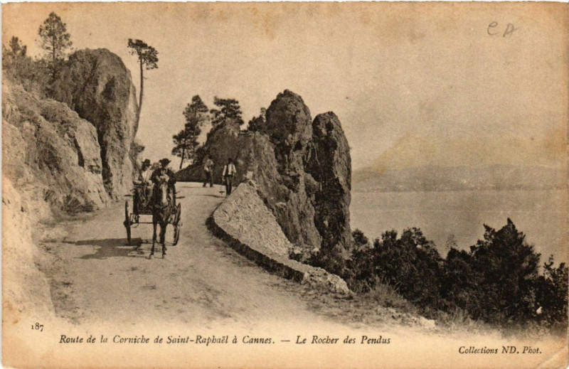 Carte postale ancienne Route de la Corniche de Saint-Raphael a Cannes - Le Rocher Pendus à Cannes
