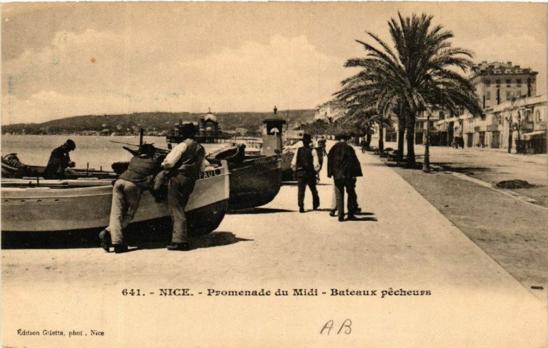Carte postale ancienne Nice - Promenade du Midi - Bateaux pecheurs à Nice
