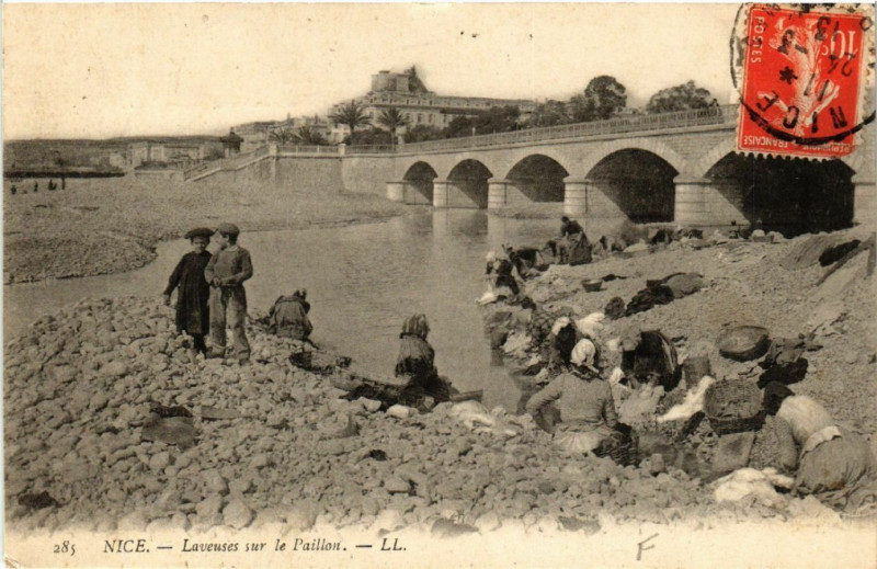Carte postale ancienne Nice - Laveuses sur le Paillon à Nice