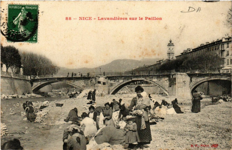 Carte postale ancienne Nice - Lavandieres sur le Paillon à Nice