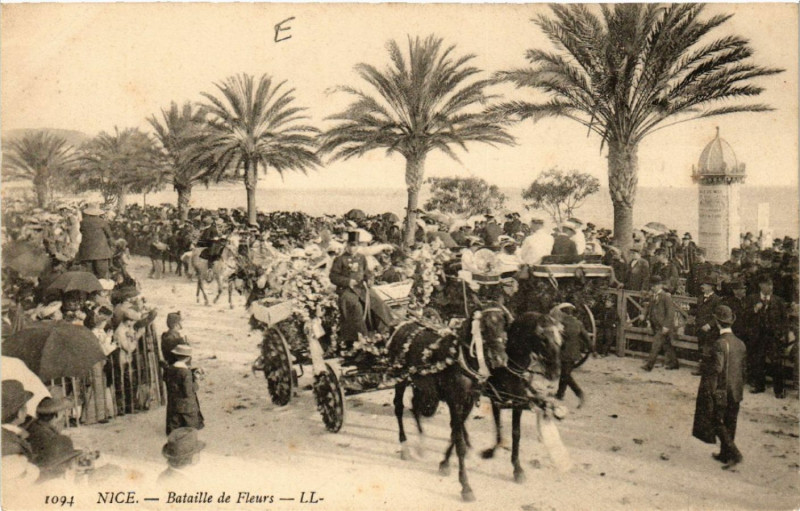 Carte postale ancienne Nice - Bataille de Fleurs à Nice