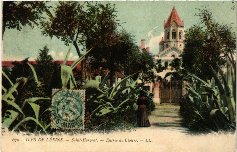 Carte postale ancienne Iles de Lérins - Saint-Honorat - Entrée du Cloitre