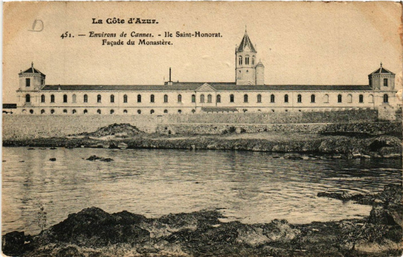 Carte postale ancienne Ile St-Honorat - Facade du Monastere - Environs de Cannes à Cannes