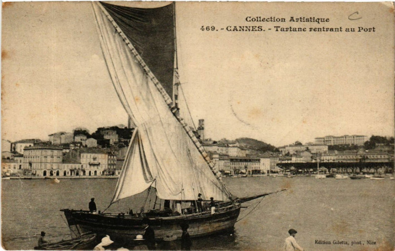 Carte postale ancienne Cannes - Tartane rentrant au Port à Cannes