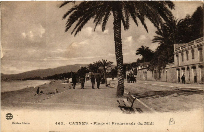 Carte postale ancienne Cannes - Plage et Promenade du Midi à Cannes
