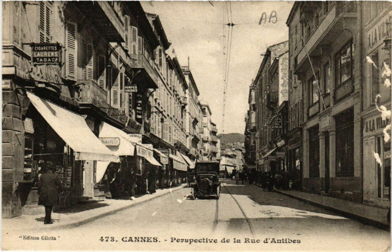 Carte postale ancienne Cannes - Perspective de la Rue d'Antibes à Cannes