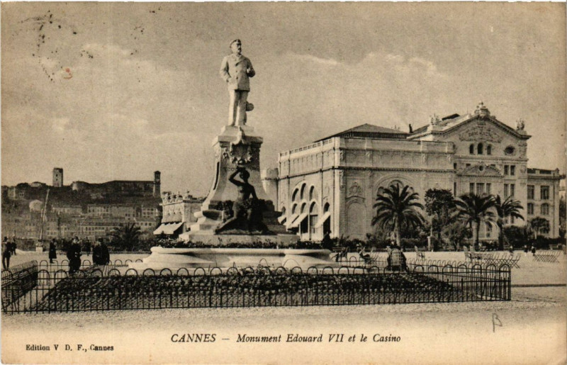 Carte postale ancienne Cannes - Monument Edouard Vii et le Casino à Cannes