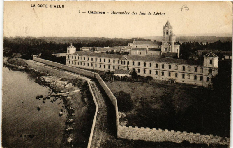 Carte postale ancienne Cannes - Monastere des Iles de Lérins à Cannes
