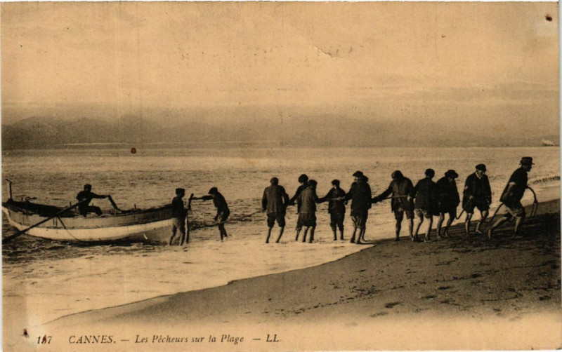 Carte postale ancienne Cannes - Les Pecheurs sur la Plage à Cannes