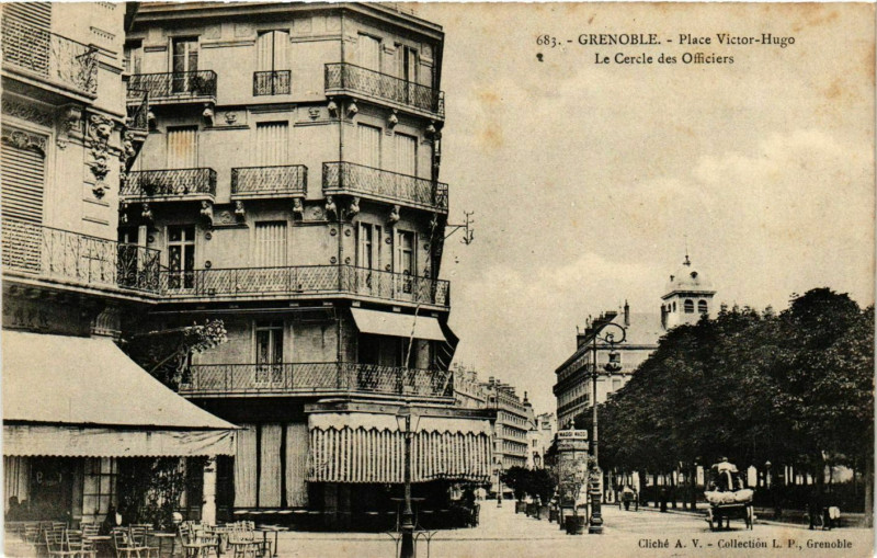 Carte postale ancienne Grenoble - Place Victor-Hugo - Le Cercle des Officiers France à Grenoble