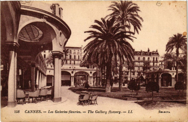 Carte postale ancienne Cannes - Les Galeries Fleuries à Cannes