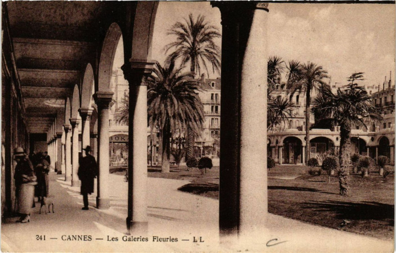 Carte postale ancienne Cannes - Les Galeries Fleuries à Cannes