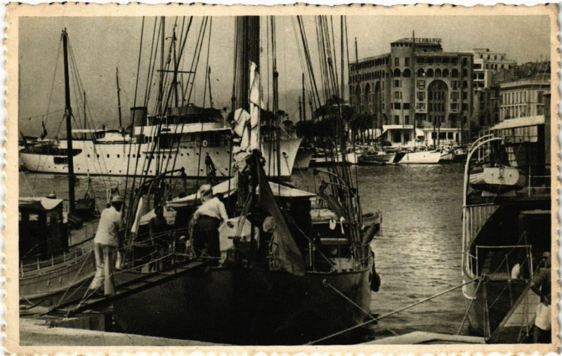 Carte postale ancienne Cannes - Le Port et l'Hotel Méditerranée à Cannes