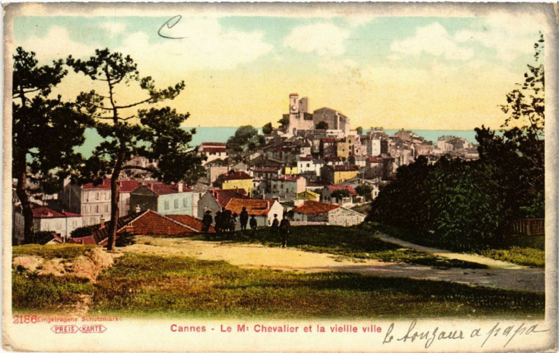 Carte postale ancienne Cannes - Le Mont Chevalier et la Vieille Ville à Cannes