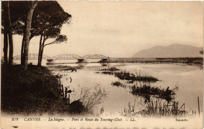 Carte postale ancienne Cannes - La Siagne - Pont et Route de Touring-Club à Cannes