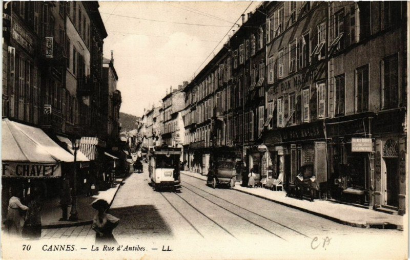 Carte postale ancienne Cannes - La Rue d'Antibes à Cannes