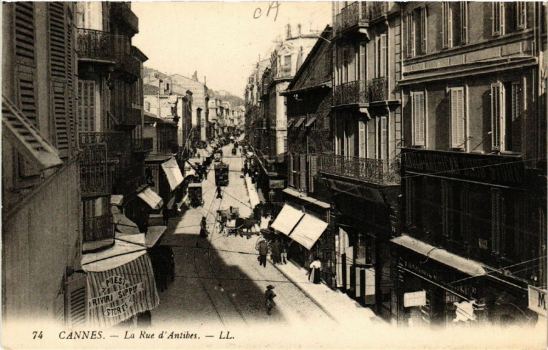 Carte postale ancienne Cannes - La Rue d'Antibes à Cannes