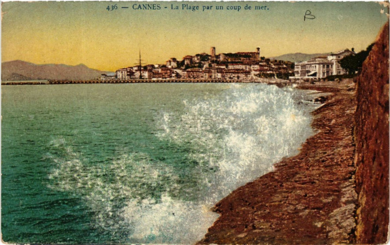 Carte postale ancienne Cannes - La Plage par un coup de mer à Cannes