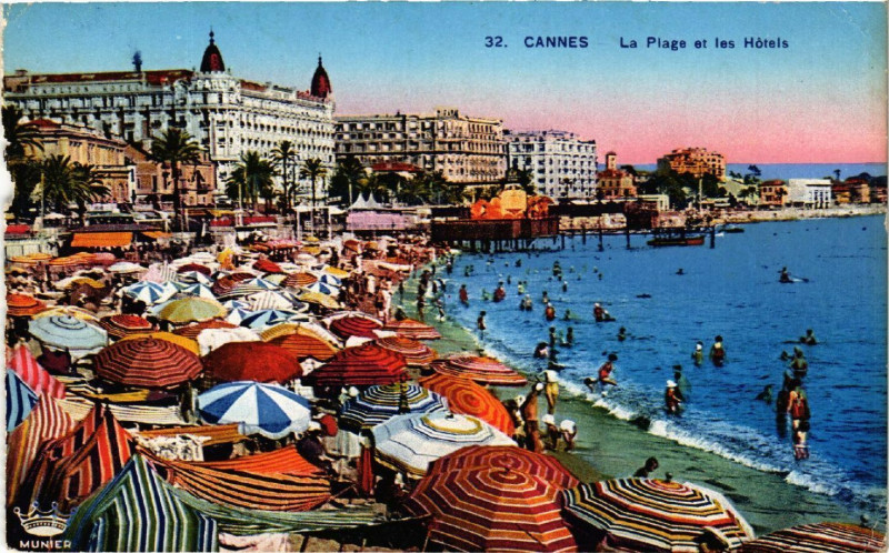 Carte postale ancienne Cannes - La Plage et les Hotels à Cannes