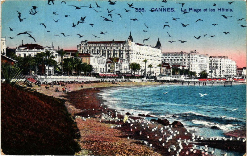 Carte postale ancienne Cannes - La Plage et les Hotels à Cannes