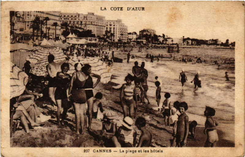 Carte postale ancienne Cannes - La Plage et les Hotels à Cannes
