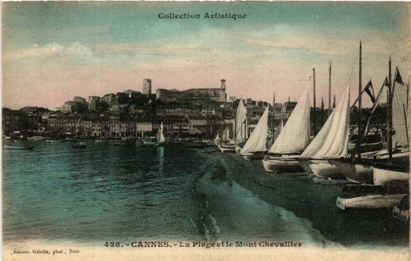 Carte postale ancienne Cannes - La Plage et le Mont Chevalier à Cannes