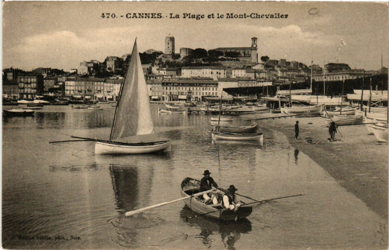 Carte postale ancienne Cannes - La Plage et le Mont Chevalier à Cannes